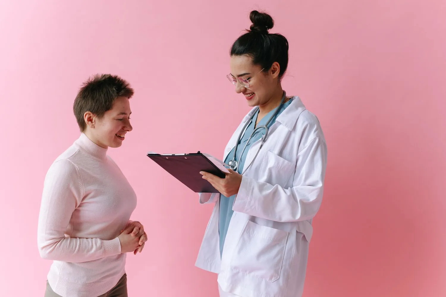 Une professionnelle de santé souriante conseille une patiente.